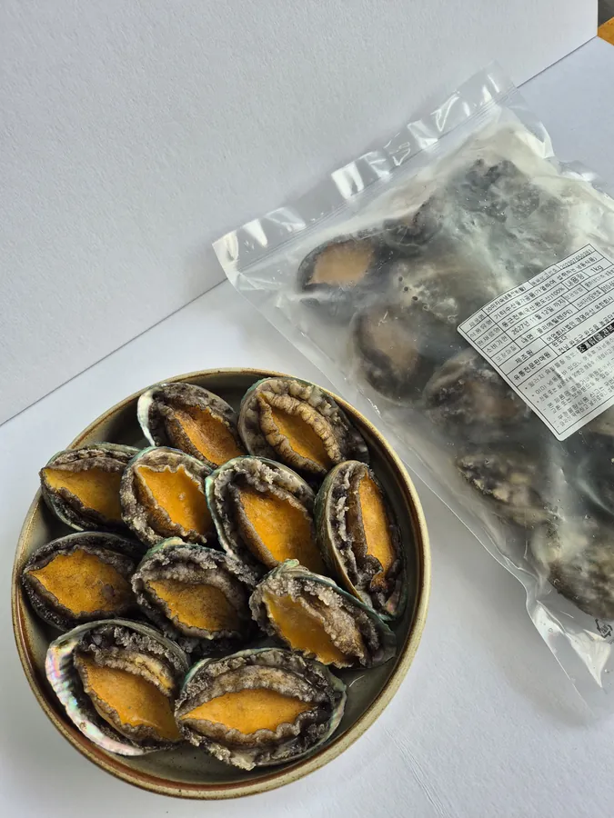 Cooked Abalone(with shell. Inetstine)